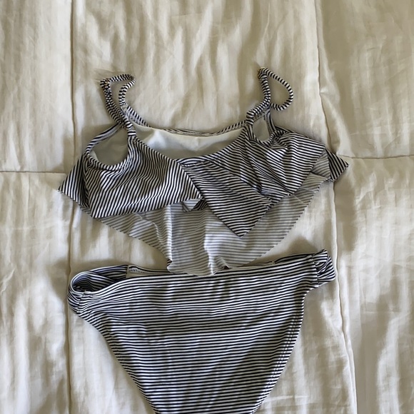 XS Xhilaration and Black and white bikini - Picture 4 of 4